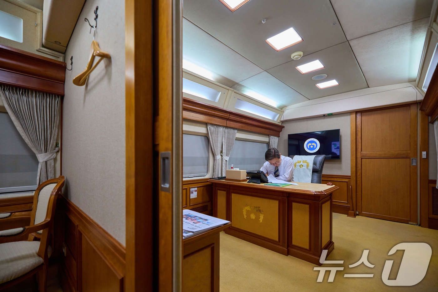 (서울=뉴스1) 허경 기자 = 이재명 대통령이 지난 20일 대통령 전용 열차에서 업무를 보고 있다. (이재명 대통령 SNS. 재판매 및 DB 금지) 2025.6.21/뉴스1