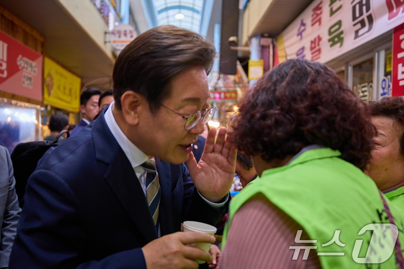 (서울=뉴스1) 허경 기자 = 이재명 대통령이 지난 20일 울산 울주군 언양알프스시장을 방문해 상인들과 대화를 나누고 있다. (이재명 대통령 SNS. 재판매 및 DB 금지) 202 …
