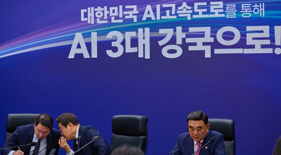 최태원 회장과 귀엣말하는 이재명 대통령