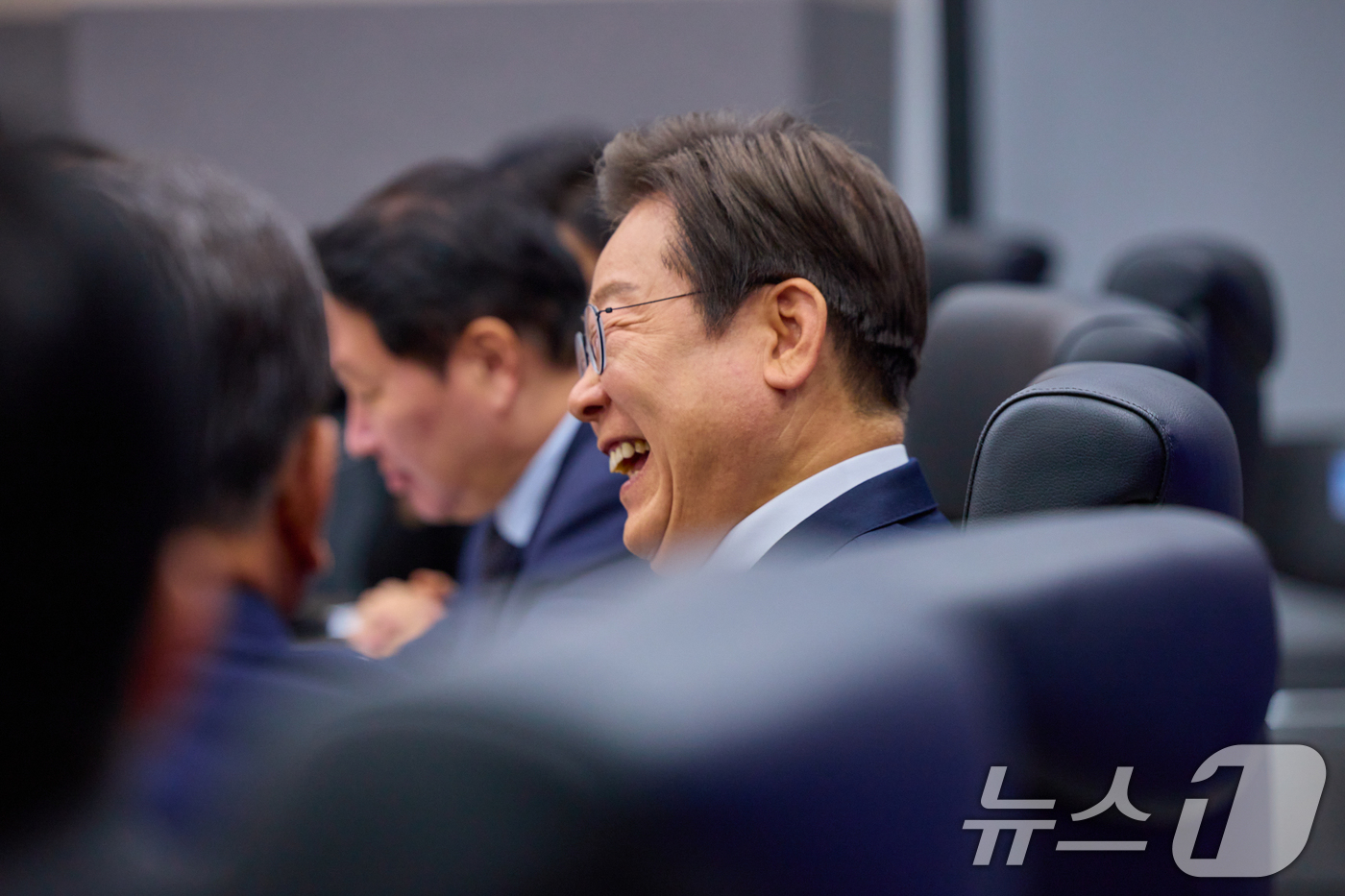 (서울=뉴스1) 허경 기자 = 이재명 대통령이 지난 20일 울산 울주군 울산전시컨벤션센터에서 열린 인공지능(AI) 글로벌 협력 기업 간담회에서 밝게 웃고 있다. (이재명 대통령 S …