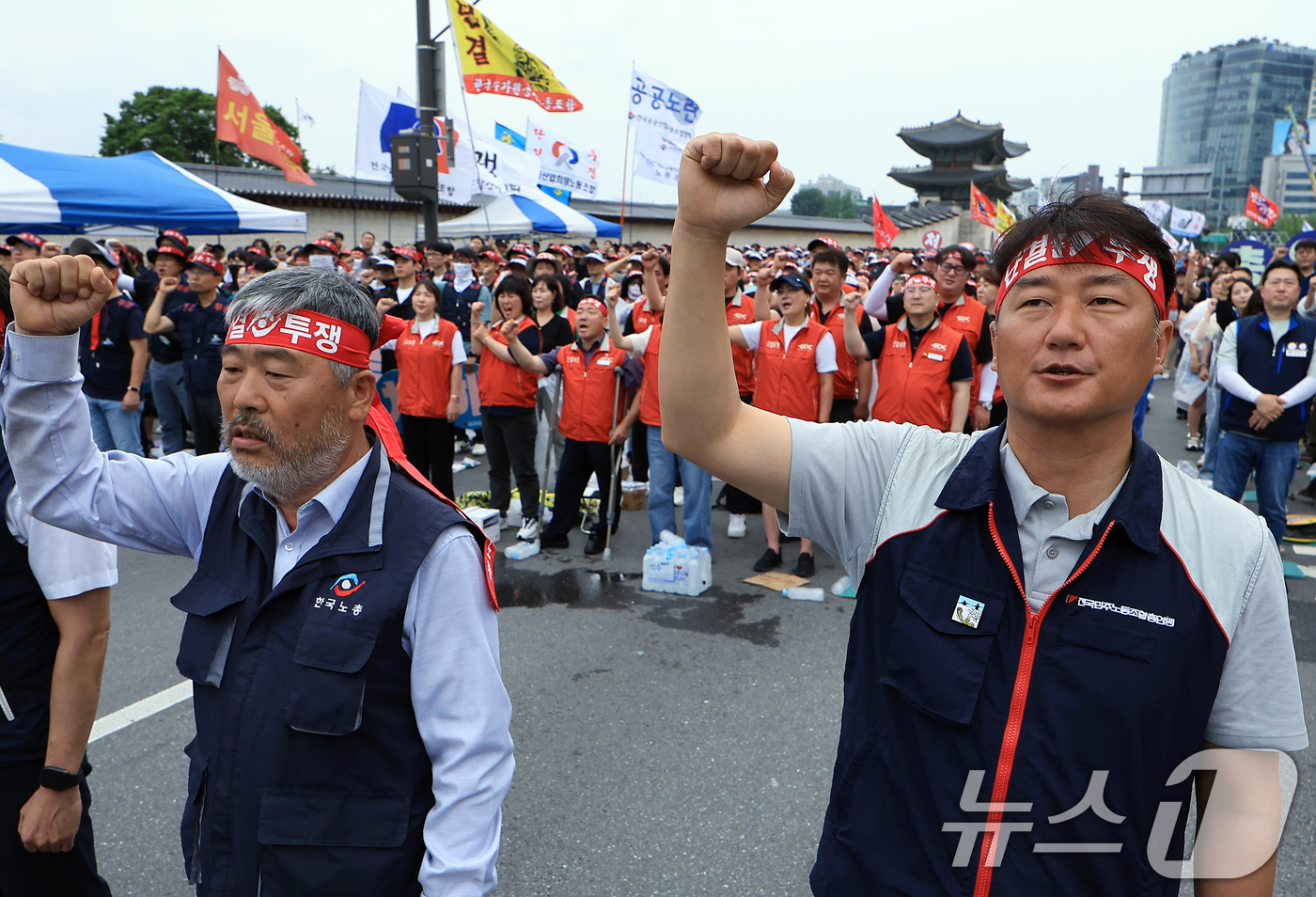 (서울=뉴스1) 박정호 기자 = 김동명 한국노총 위원장(왼쪽)과 양경수 민주노총 위원장이 21일 오후 서울 종로구 적선동 서십자각터 앞에서 열린 양대노총 공공노동자 총력투쟁 결의대 …