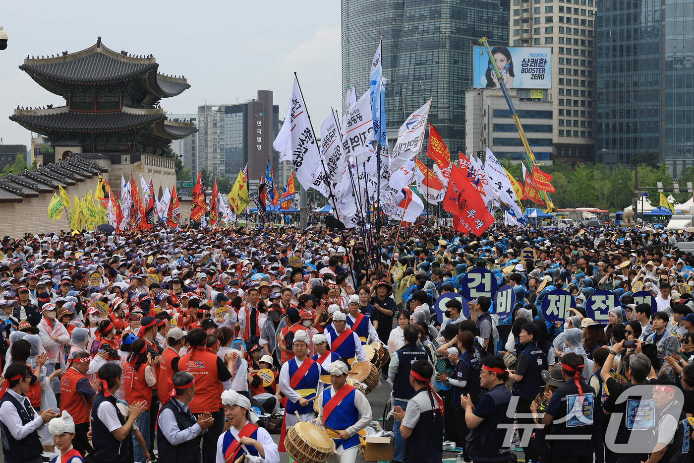 (서울=뉴스1) 박정호 기자 = 21일 오후 서울 종로구 적선동 서십자각터 앞에서 열린 양대노총 공공노동자 총력투쟁 결의대회에서 공대위 및 각 산별 깃발이 입장하고 있다.양대노총 …