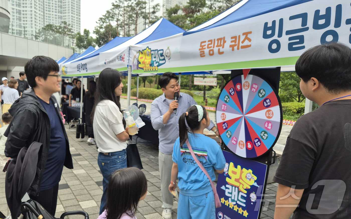 (수원=뉴스1) 김영운 기자 = 21일 오전 경기 수원시 영통구 수원컨벤션센터 일대에서 경기남부보훈지청 주관으로 열린 보훈체험 테마파크 행사 '보훈랜드'를 찾은 시민들이 다양한 체 …