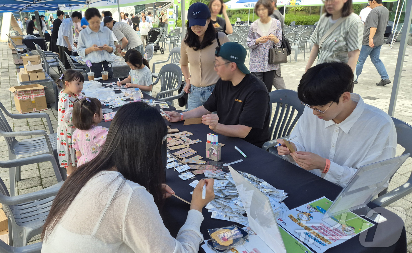 (수원=뉴스1) 김영운 기자 = 21일 오전 경기 수원시 영통구 수원컨벤션센터 일대에서 경기남부보훈지청 주관으로 열린 보훈체험 테마파크 행사 '보훈랜드'를 찾은 시민들이 다양한 체 …