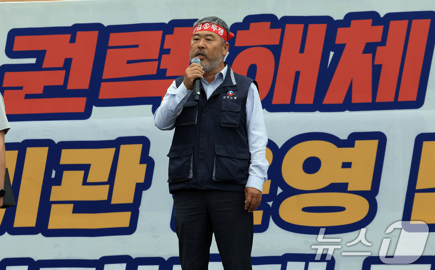 (서울=뉴스1) 박정호 기자 = 김동명 한국노총 위원장(이 21일 오후 서울 종로구 적선동 서십자각터 앞에서 열린 양대노총 공공노동자 총력투쟁 결의대회에서 무대에 올라 발언을 하고 …