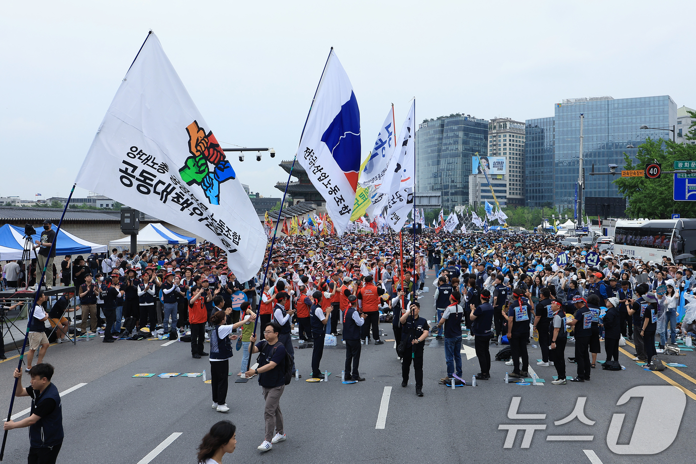 (서울=뉴스1) 박정호 기자 = 21일 오후 서울 종로구 적선동 서십자각터 앞에서 열린 양대노총 공공노동자 총력투쟁 결의대회에서 공대위 및 각 산별 깃발이 입장하고 있다.양대노총 …