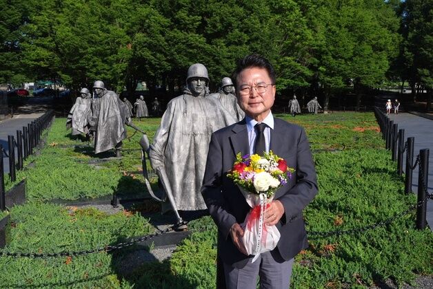 육동한 춘천시장 "희생 잊지 않을 것"…워싱턴 참전용사비 헌화