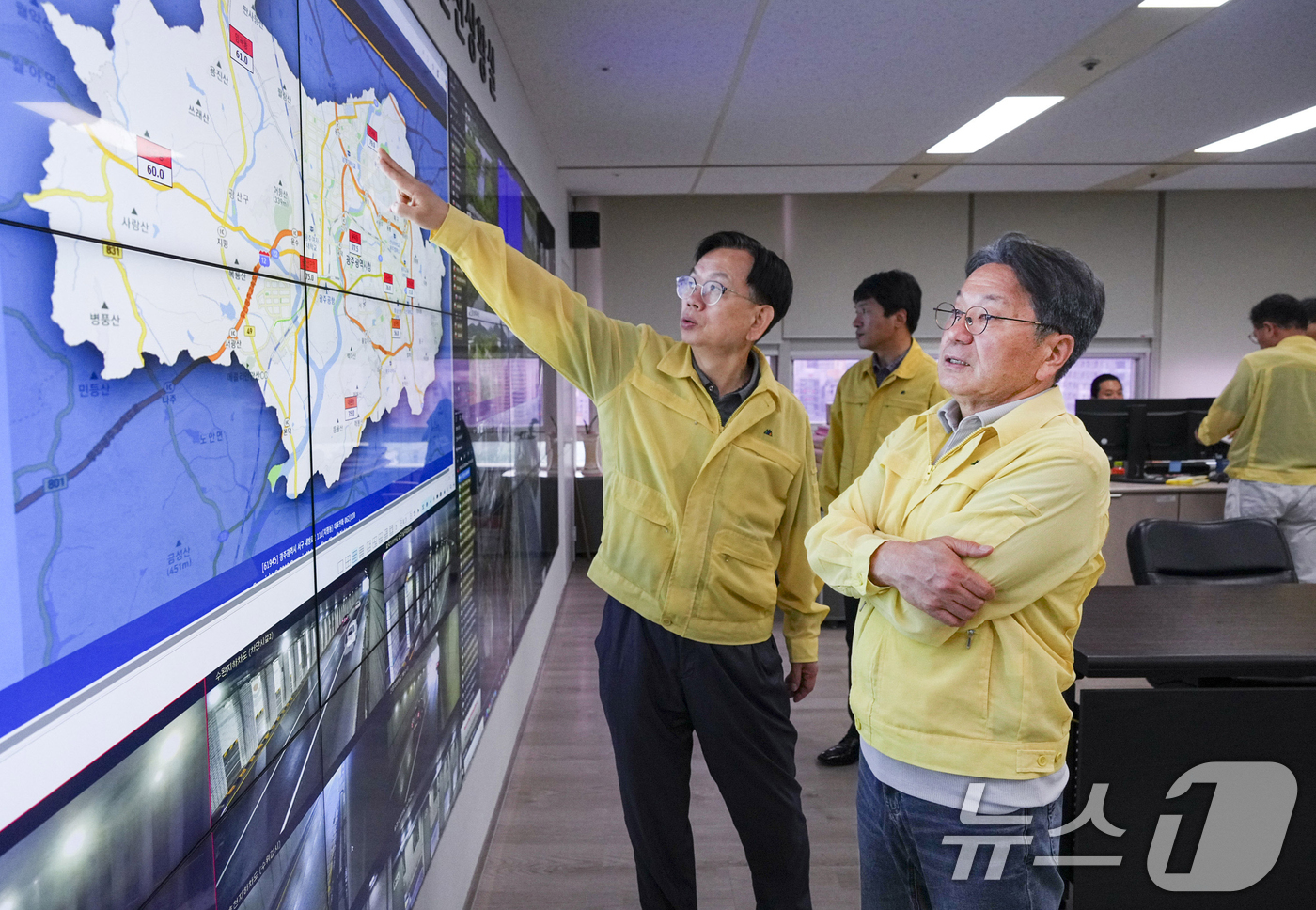 (광주=뉴스1) 박준배 기자 = 강기정 광주시장이 21일 오전 시청 재난안전상황실을 찾아 호우 대처 상황을 점검하고 있다. (광주시 제공. 재판매 및 DB 금지) 2025.6.21 …