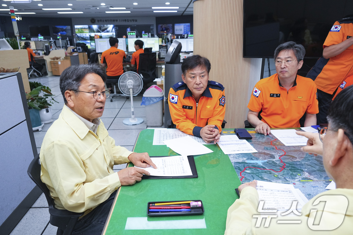(광주=뉴스1) 박준배 기자 = 강기정 광주시장이 21일 오전 시청 광주소방안전본부 119종합상황실을 찾아 호우 대처 상황을 점검하고 시민안전을 위해 최선을 다 해 주길 당부하고 …