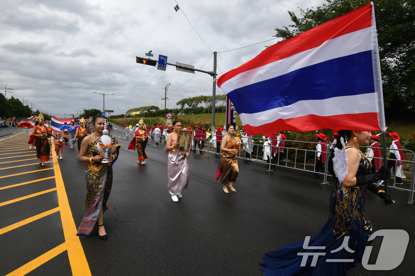 (포항=뉴스1) 최창호 기자 = 21일 오후 경북 포항시 남구 운하거리에서 '2025 포항국제불빛축제' 불빛 퍼레이드가 시작되고 있다.포항국제불빛축제는 세계적인 철강 도시 포항을 …