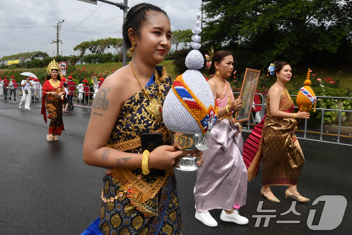 (포항=뉴스1) 최창호 기자 = 21일 오후 경북 포항시 남구 운하거리에서 '2025 포항국제불빛축제' 불빛 퍼레이드가 시작되고 있다.포항국제불빛축제는 세계적인 철강 도시 포항을 …