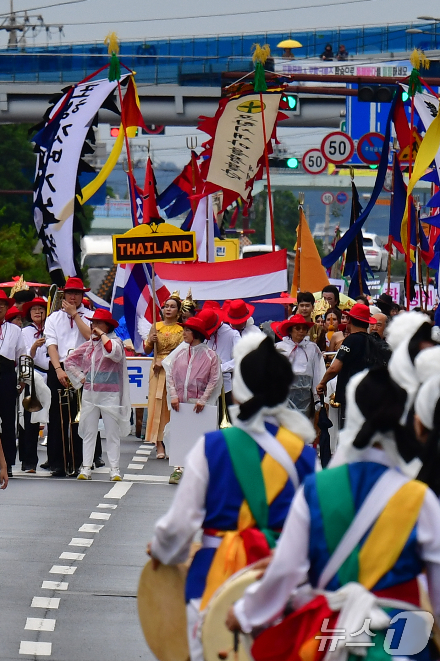 (포항=뉴스1) 최창호 기자 = 21일 오후 경북 포항시 남구 운하거리에서 '2025 포항국제불빛축제' 불빛 퍼레이드가 시작되고 있다.포항국제불빛축제는 세계적인 철강 도시 포항을 …