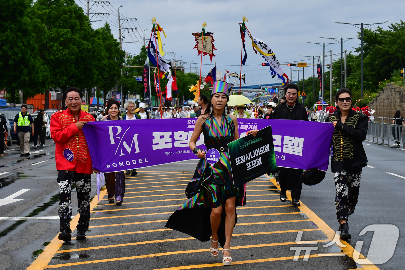 (포항=뉴스1) 최창호 기자 = 21일 오후 경북 포항시 남구 운하거리에서 '2025 포항국제불빛축제' 불빛 퍼레이드가 시작되고 있다.포항국제불빛축제는 세계적인 철강 도시 포항을 …
