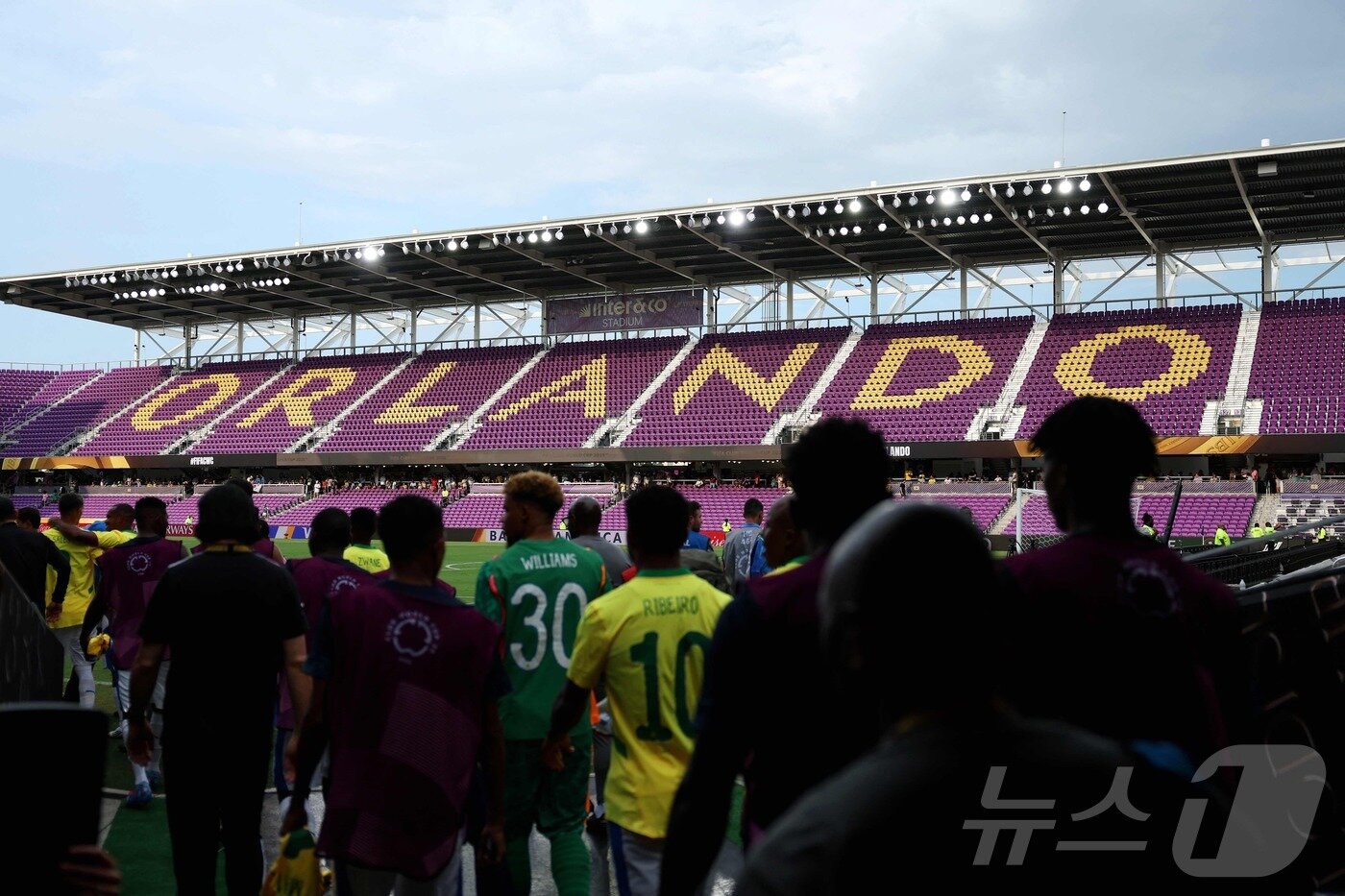 본문 이미지 - 킥오프 직전 라커룸으로 대피하는 선수들 ⓒ AFP=뉴스1