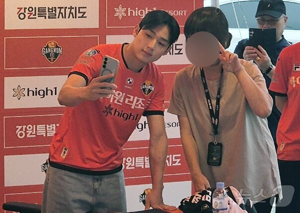 본문 이미지 - 21일 강원FC와 대구FC의 프로축구 K리그1 20라운드 경기가 열린 강릉종합운동장을 찾은 잉글랜드 프리미어리그 토트넘 홋스퍼 양민혁이 친정팀 팬들과 소통의 시간을 갖고 있다. 2025.6.21/뉴스1 ⓒ News1 윤왕근 기자
