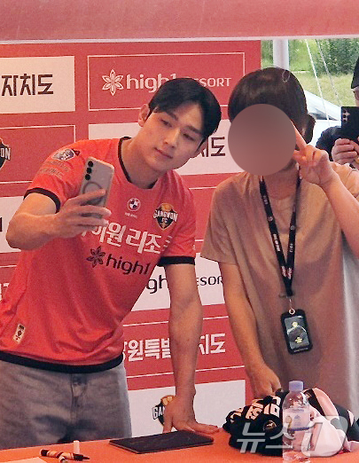 (강릉=뉴스1) 윤왕근 기자 = 21일 강원FC와 대구FC의 프로축구 K리그1 20라운드 경기가 열린 강릉종합운동장을 찾은 잉글랜드 프리미어리그 토트넘 홋스퍼 양민혁이 친정팀 팬들 …