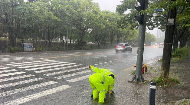 이탈한 맨홀 뚜껑 정비