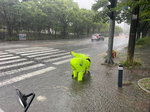첫 장맛비부터 '폭우'…광주·전남 정전·대피·침수 등 피해 속출(종합)