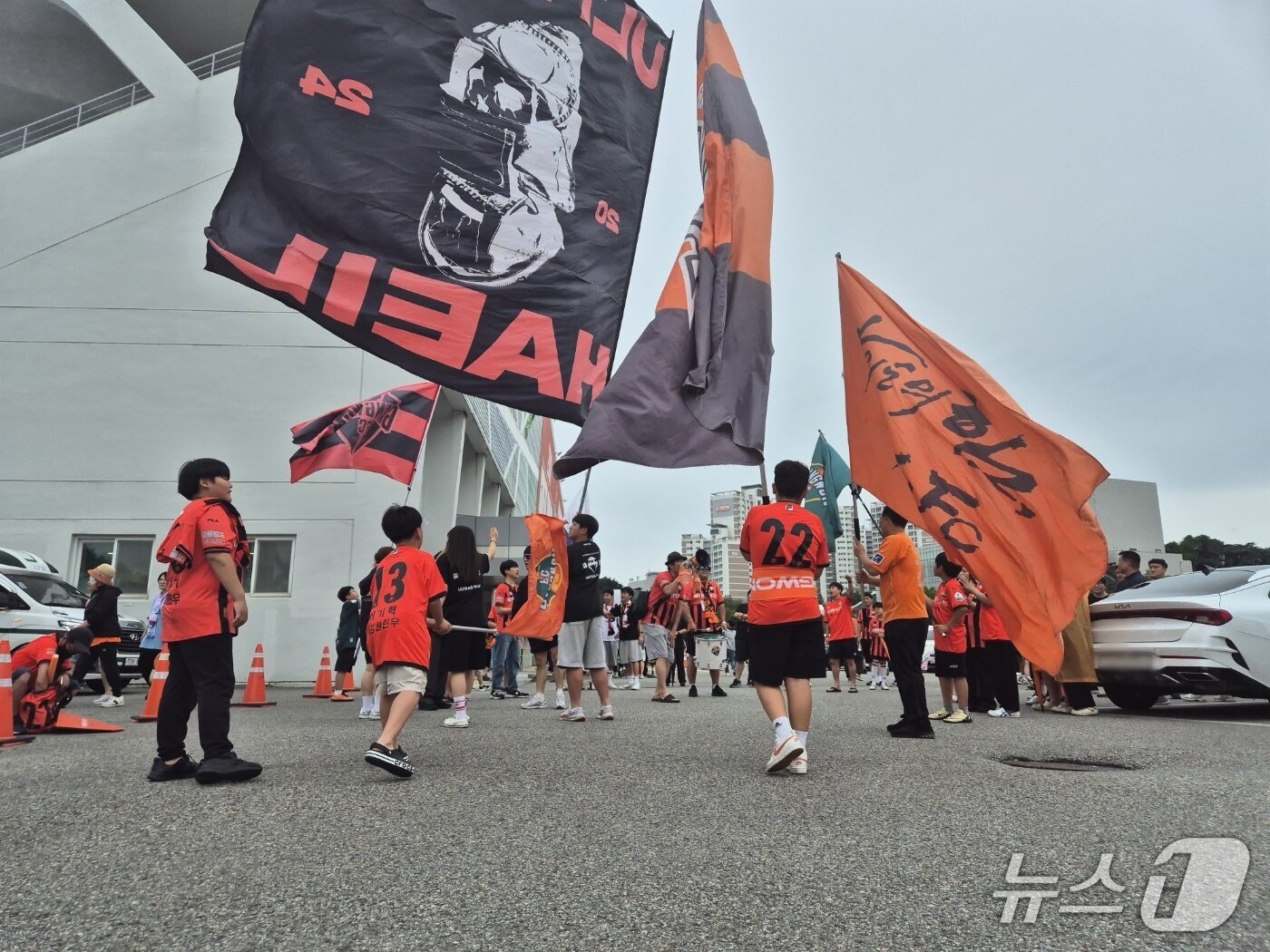 본문 이미지 - 강원FC와 대구FC의 프로축구 K리그1 20라운드 경기가 열린 21일 강릉종합운동장이 홈팀인 강원FC 팬들로 북적이고 있다. 2025.6.21/뉴스1