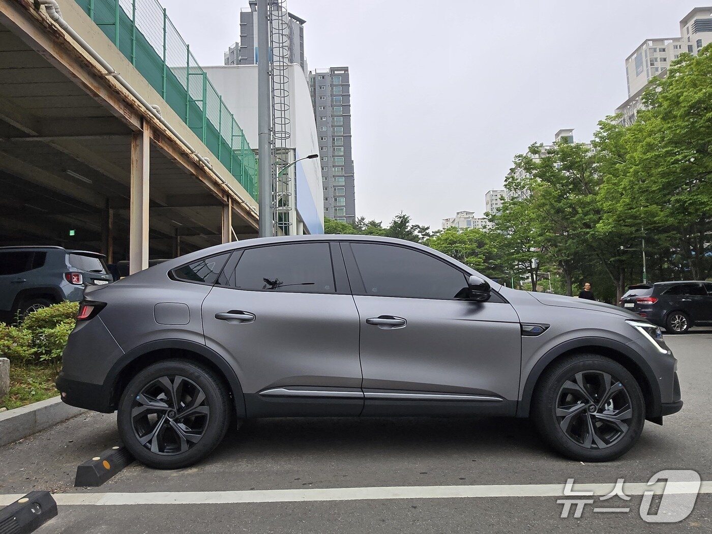 본문 이미지 - 르노코리아 소형 스포츠유틸리티차&#40;SUV&#41; 아르카나 e-테크&#40;tech&#41; 하이브리드 최상위 트림 &#39;에스프리 알핀&#39; 모델 측면 모습. 2025.06.01/뉴스1 김성식 기자