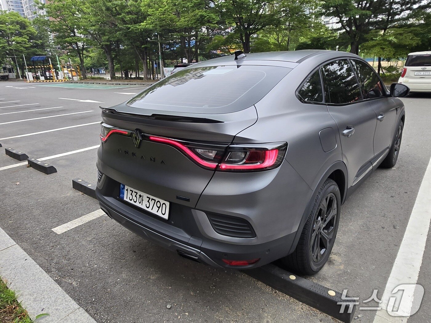 본문 이미지 - 르노코리아 소형 스포츠유틸리티차&#40;SUV&#41; 아르카나 e-테크&#40;tech&#41; 하이브리드 최상위 트림 &#39;에스프리 알핀&#39; 모델 후면 모습. 2025.06.01/뉴스1 김성식 기자