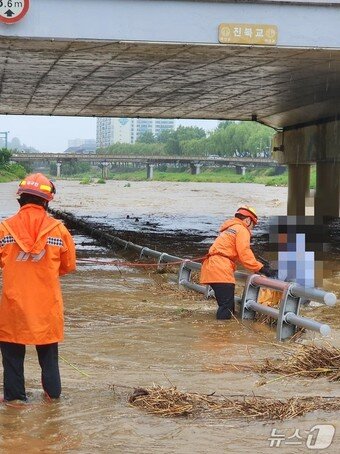본문 이미지 - 21일 오후 4시 6분께 전주시 덕진구 진북교각 아래 천변 산책로에서 20대 여성이 불어난 물살에 고립되는 사고가 발생했다.&#40;전북소방본부 제공. 재판매 및 DB금지&#41;