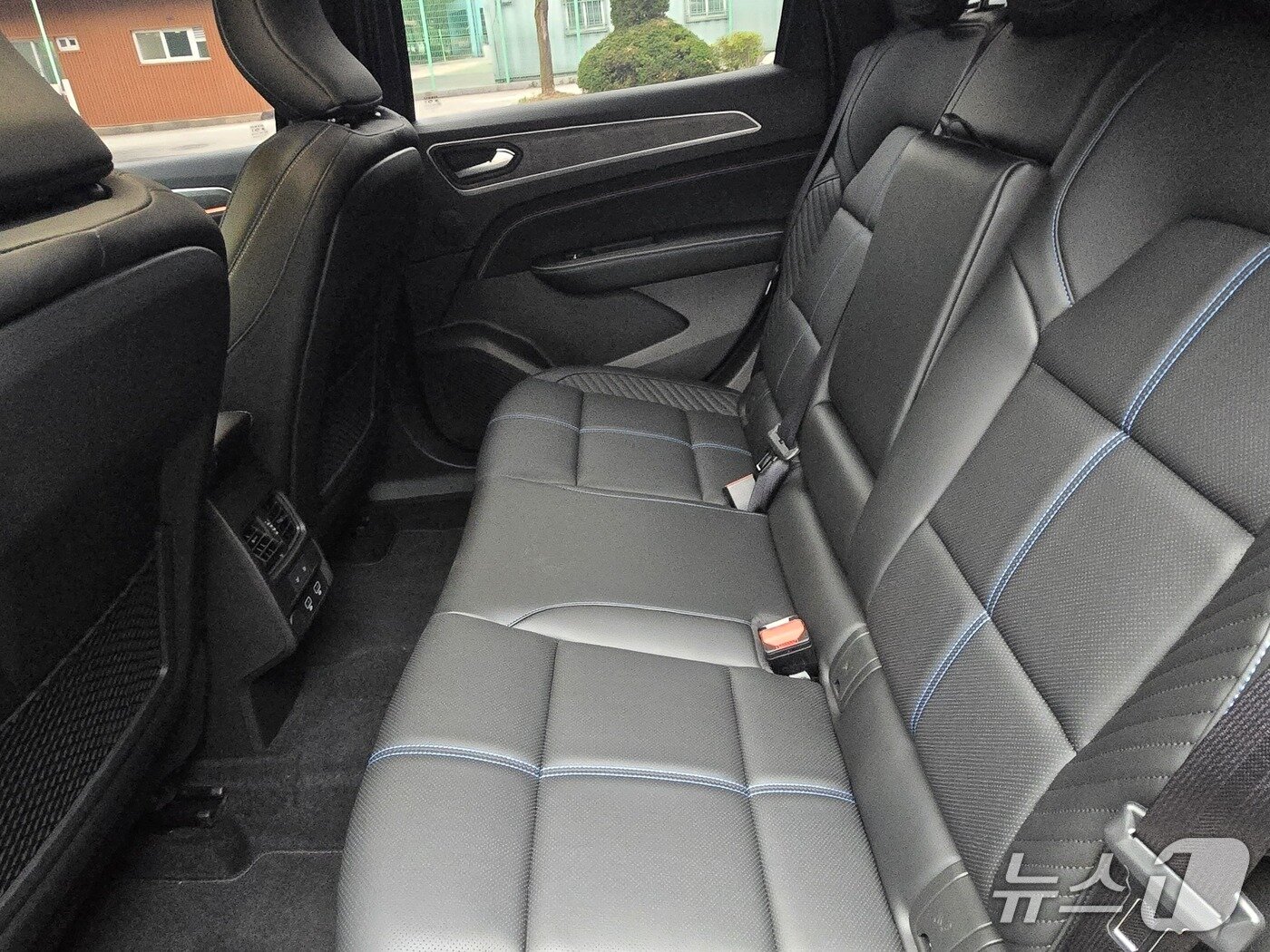 본문 이미지 - 르노코리아 소형 스포츠유틸리티차&#40;SUV&#41; 아르카나 e-테크&#40;tech&#41; 하이브리드 최상위 트림 &#39;에스프리 알핀&#39; 모델 2열 모습. 2025.06.01/뉴스1 김성식 기자