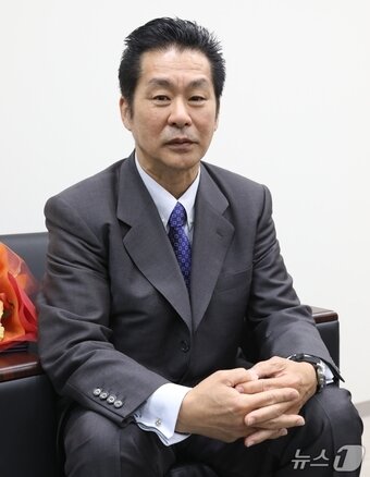본문 이미지 - 지난 20일 일본 오사카시 주오구에 위치한 주오사카 대한민국 총영사관에서 한록춘 씨 3녀의 사위인 유인호 씨가 뉴스1과 인터뷰를 진행하고 있다. 2025.06.20/뉴스1 ⓒNews1 노민호 기자