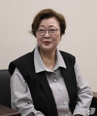 본문 이미지 - 20일 일본 오사카시 주오구에 위치한 주오사카 대한민국 총영사관에서 서갑호의 3녀 서경남 씨가 뉴스1과 인터뷰를 진행하고 있다. 2025.06.20/뉴스1 ⓒNews1 노민호 기자