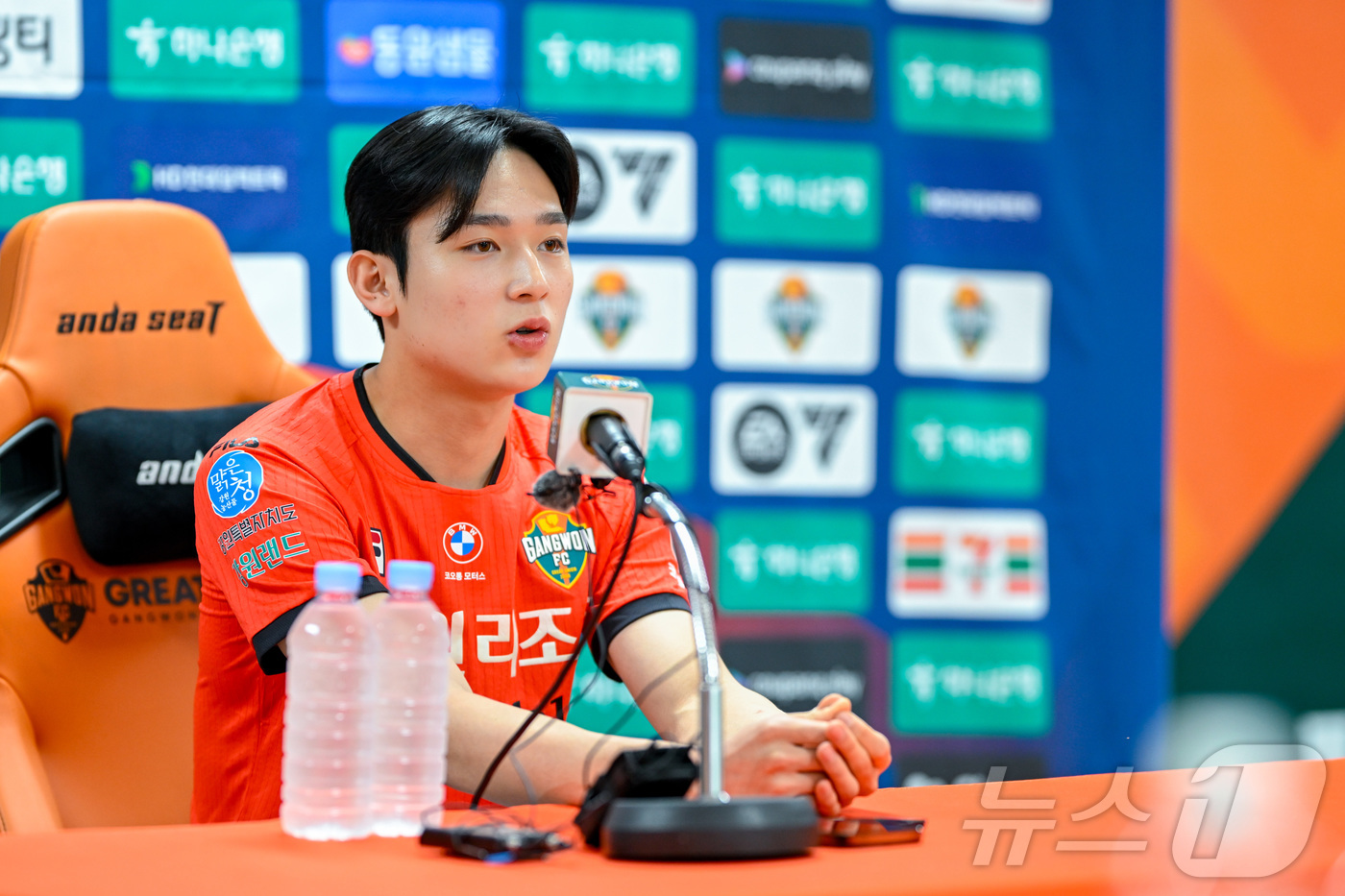 (강릉=뉴스1) 윤왕근 기자 = 잉글랜드 프리미어리그 토트넘 홋스퍼 양민혁이 21일 강릉종합운동장에서 열린 강원FC와 대구FC의 K리그1 20라운드 경기를 앞두고 취재진의 질문에 …
