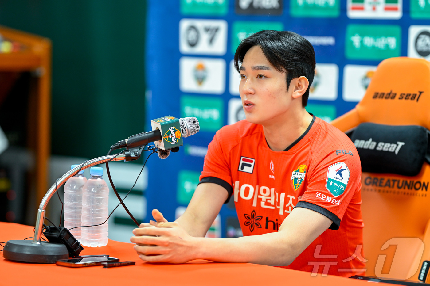 (강릉=뉴스1) 윤왕근 기자 = 잉글랜드 프리미어리그 토트넘 홋스퍼 양민혁이 21일 강릉종합운동장에서 열린 강원FC와 대구FC의 K리그1 20라운드 경기를 앞두고 취재진의 질문에 …