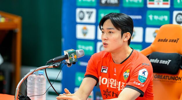 취재진 질문에 답하는 양민혁