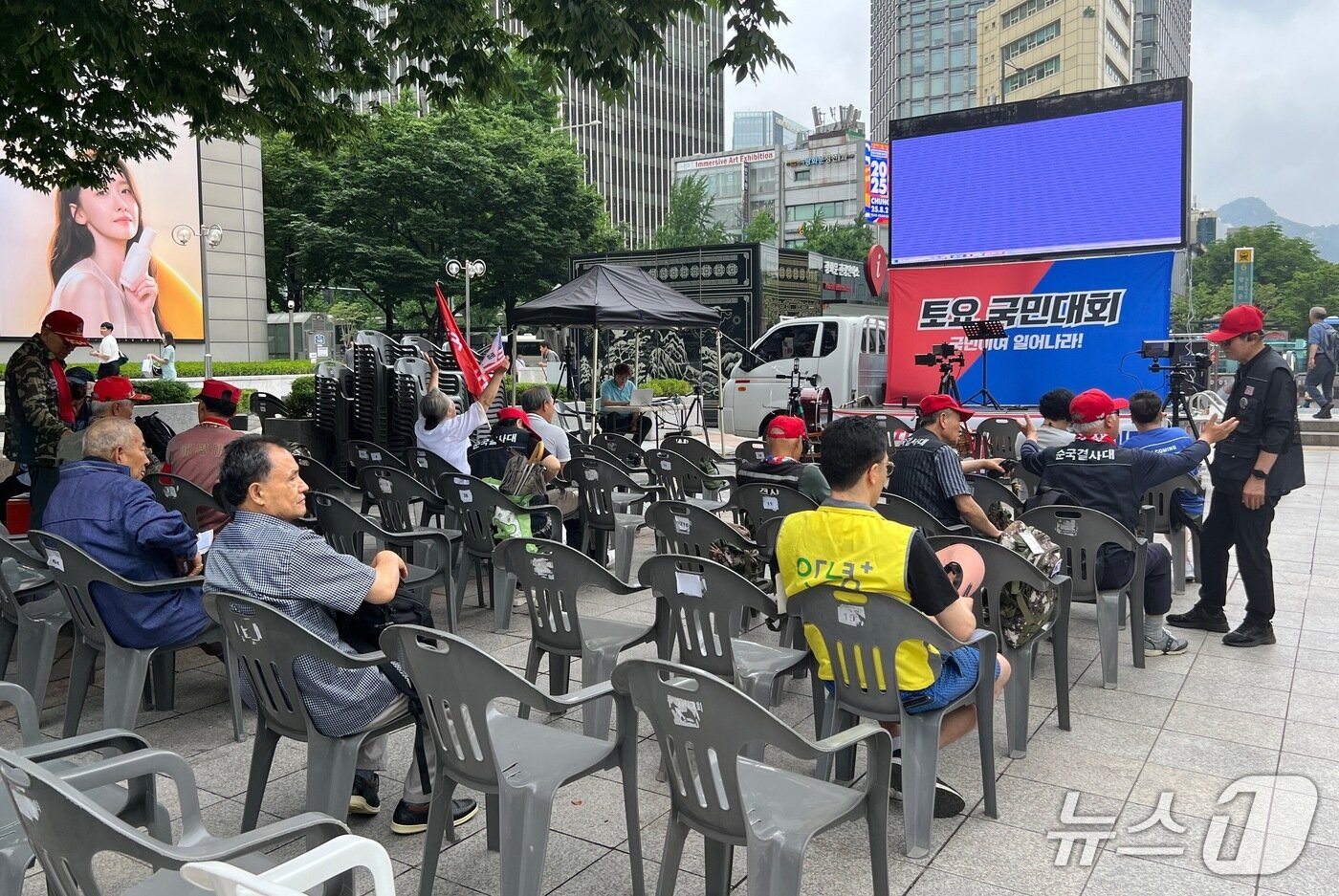 본문 이미지 - 21일 오후 2시쯤 자유통일당이 개최한 &#39;주사파 척결 국민대회&#39;에 참가한 이들이 의자에 앉아 있다. 2025.6.21/뉴스1 심서현 기자