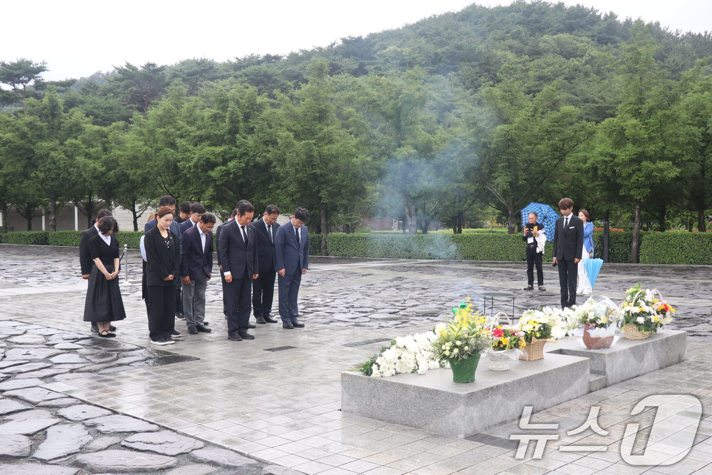 (서울=뉴스1) = 더불어민주당 당 대표에 출사표를 던진 정청래 의원이 21일 오후 경남 김해시 진영읍 봉하마을을 찾아 노무현 전 대통령 묘역을 참배하고 있다. (정청래의원실 제공 …