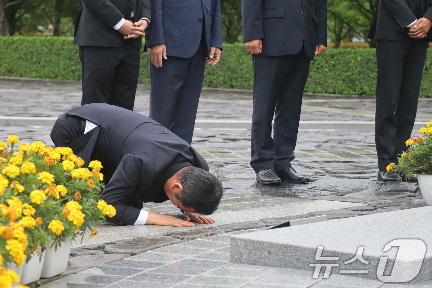 (서울=뉴스1) = 더불어민주당 당 대표에 출사표를 던진 정청래 의원이 21일 오후 경남 김해시 진영읍 봉하마을을 찾아 노무현 전 대통령 묘역을 참배하고 있다. (정청래의원실 제공 …