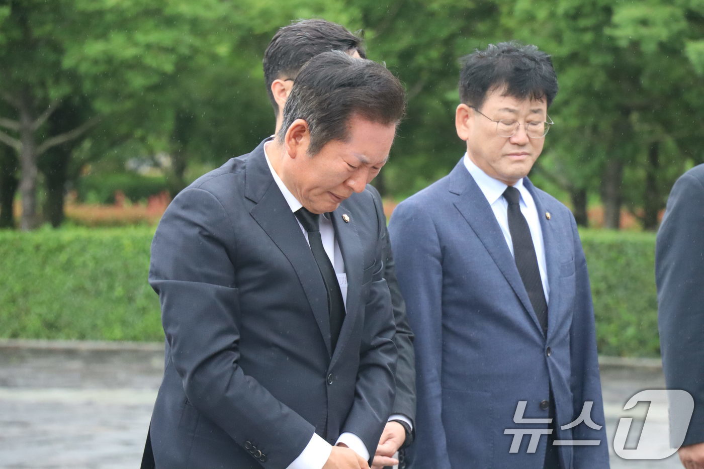 (서울=뉴스1) = 더불어민주당 당 대표에 출사표를 던진 정청래 의원이 21일 오후 경남 김해시 진영읍 봉하마을을 찾아 노무현 전 대통령 묘역을 참배하고 있다. (정청래의원실 제공 …