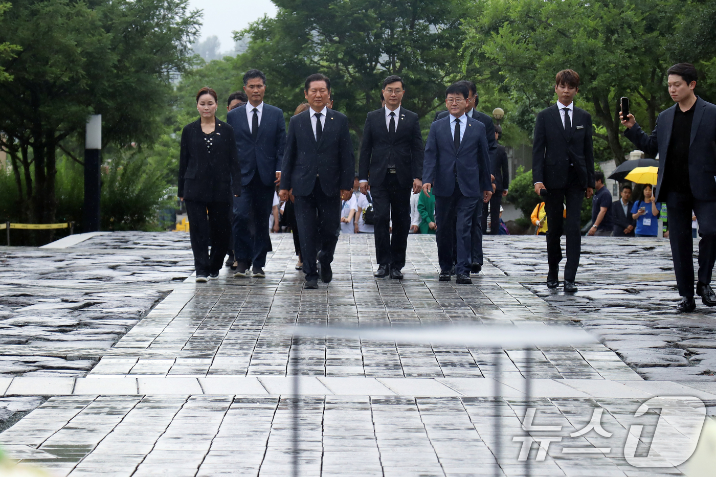 (서울=뉴스1) = 더불어민주당 당 대표에 출사표를 던진 정청래 의원이 21일 오후 경남 김해시 진영읍 봉하마을을 찾아 노무현 전 대통령 묘역을 참배하고 있다. (정청래의원실 제공 …