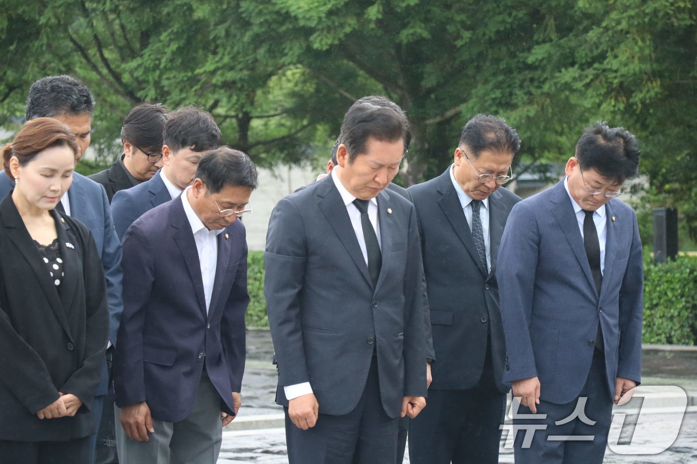 (서울=뉴스1) = 더불어민주당 당 대표에 출사표를 던진 정청래 의원이 21일 오후 경남 김해시 진영읍 봉하마을을 찾아 노무현 전 대통령 묘역을 참배하고 있다. (정청래의원실 제공 …