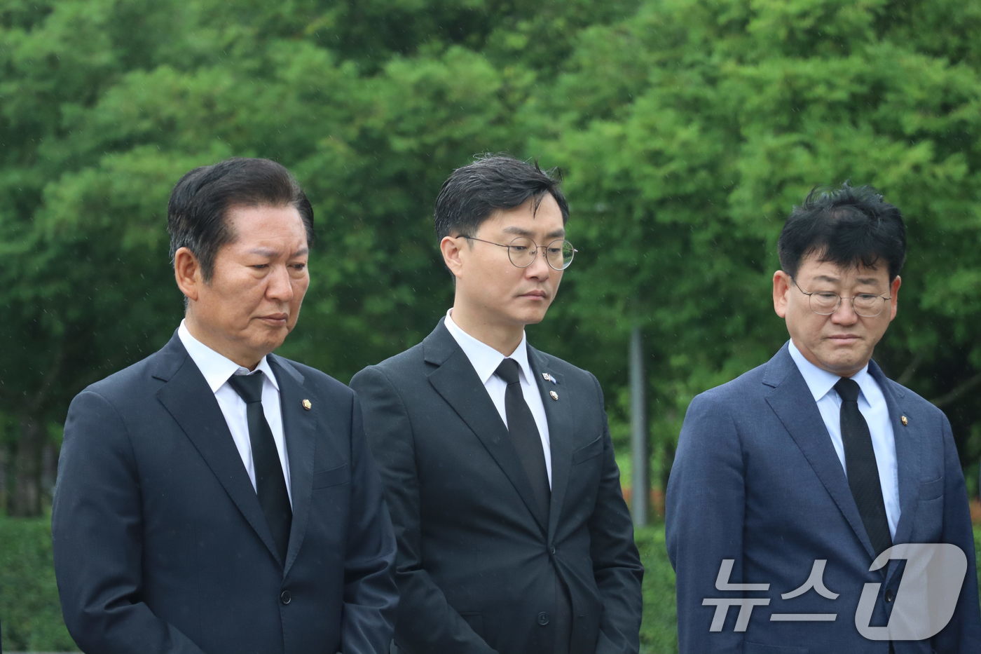 (서울=뉴스1) = 더불어민주당 당 대표에 출사표를 던진 정청래 의원이 21일 오후 경남 김해시 진영읍 봉하마을을 찾아 노무현 전 대통령 묘역을 참배하고 있다. (정청래의원실 제공 …