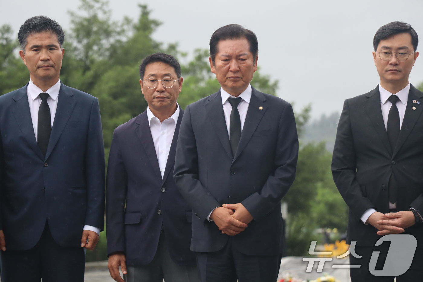 (서울=뉴스1) = 더불어민주당 당 대표에 출사표를 던진 정청래 의원이 21일 오후 경남 김해시 진영읍 봉하마을을 찾아 노무현 전 대통령 묘역을 참배하고 있다. (정청래의원실 제공 …