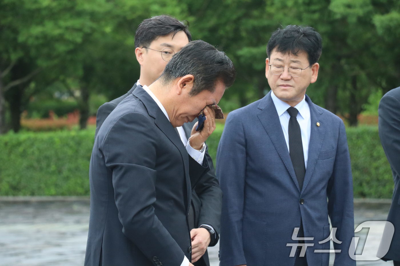 (서울=뉴스1) = 더불어민주당 당 대표에 출사표를 던진 정청래 의원이 21일 오후 경남 김해시 진영읍 봉하마을을 찾아 노무현 전 대통령 묘역을 참배하며 북받치는 감정에 눈가를 훔 …