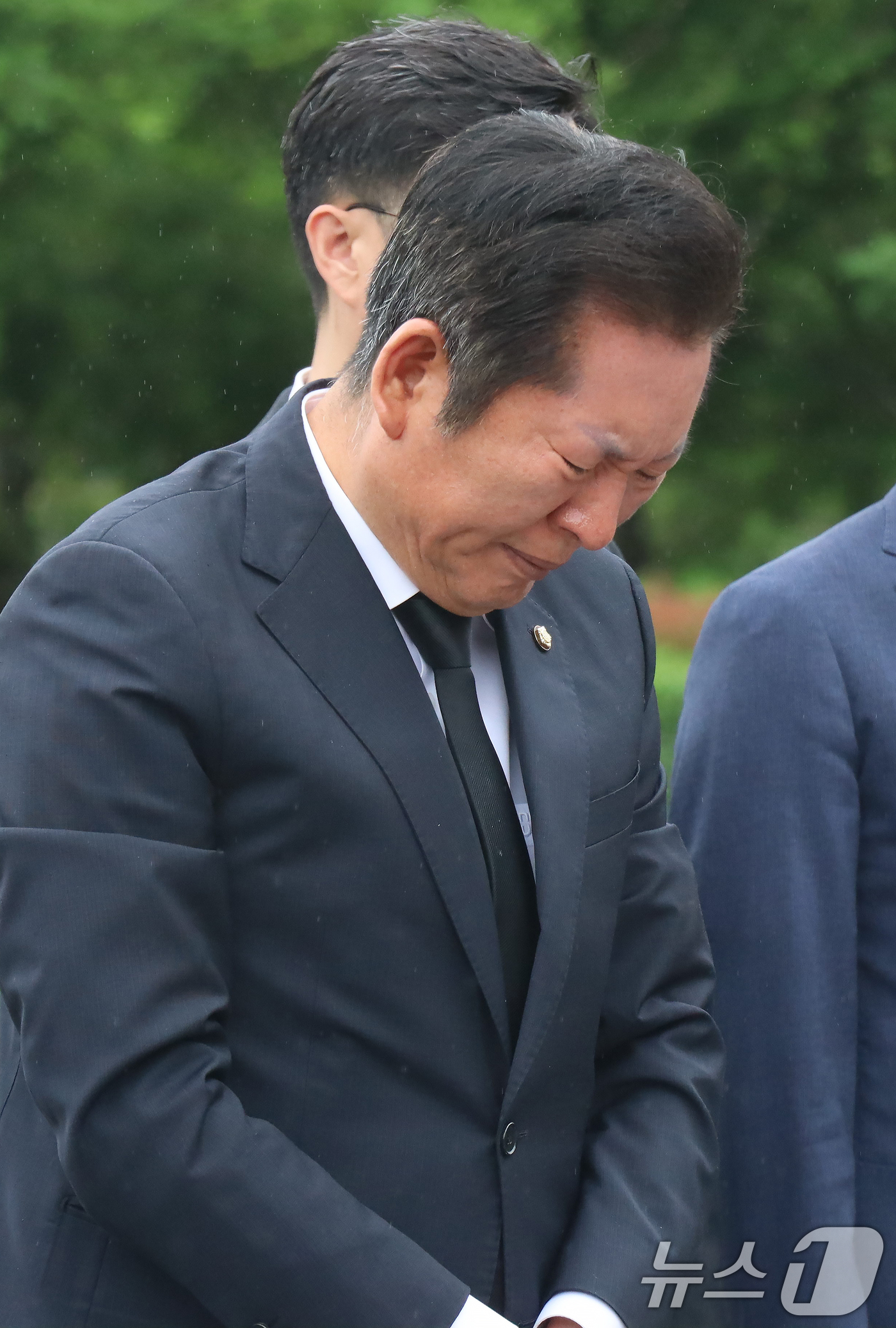 (서울=뉴스1) = 더불어민주당 당 대표에 출사표를 던진 정청래 의원이 21일 오후 경남 김해시 진영읍 봉하마을을 찾아 노무현 전 대통령 묘역을 참배하고 있다. (정청래의원실 제공 …