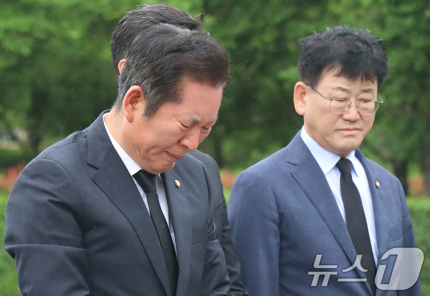 (서울=뉴스1) = 더불어민주당 당 대표에 출사표를 던진 정청래 의원이 21일 오후 경남 김해시 진영읍 봉하마을을 찾아 노무현 전 대통령 묘역을 참배하고 있다. (정청래의원실 제공 …