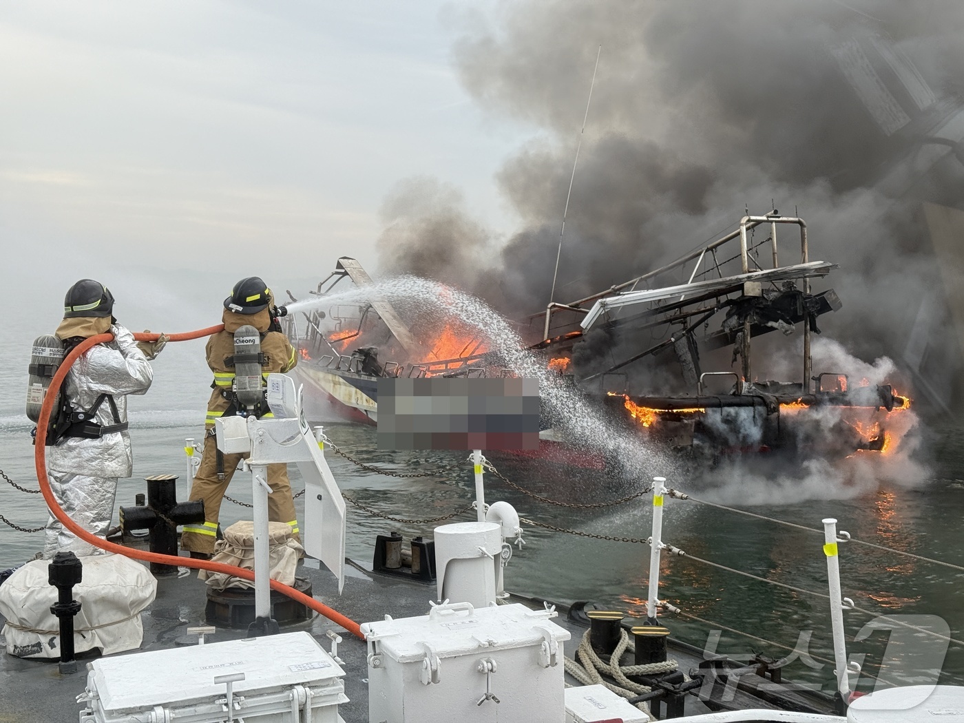 (서울=뉴스1) = 21일 오후 인천 옹진군 영흥도 인근 해상에서 발생한 선박 화재 현장에서 소방 대원들이 화재 진압을 하고 있다.인천해양경찰서는 낚시어선 A호(9.77톤, 승선원 …