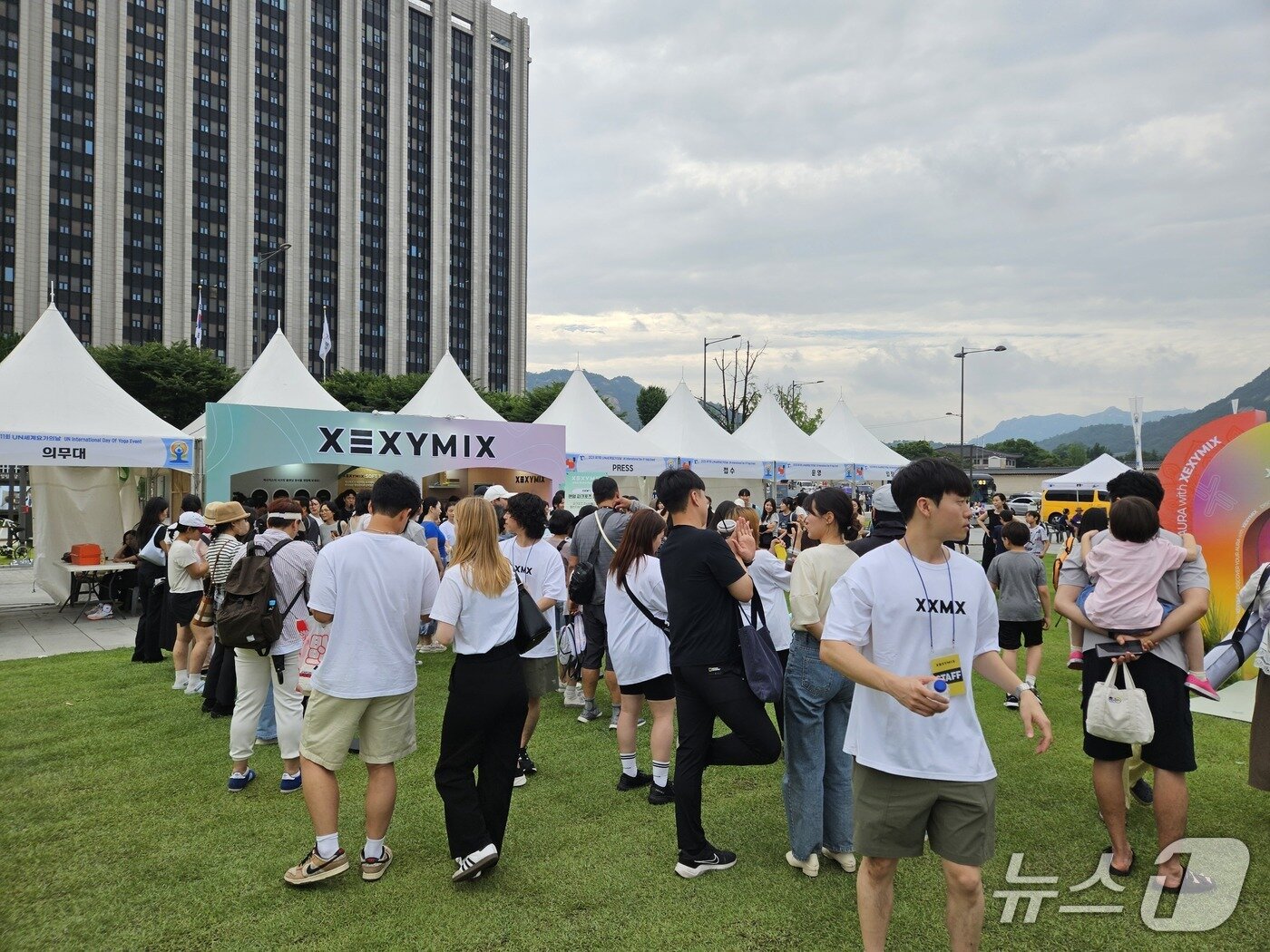 본문 이미지 - 대한요가회가 UN이 국제기념일로 제정한 &#39;세계요가의 날&#39;을 기념해 &#39;2025 UN 세계요가의 날&#39; 행사를 21일 서울 광화문광장에서 열었다. 이날 국내 대표 애슬레저 기업 젝시믹스가 공식 파트너사로 참여했다. 젝시믹스 부스 전경.ⓒ 뉴스1/김진희 기자.