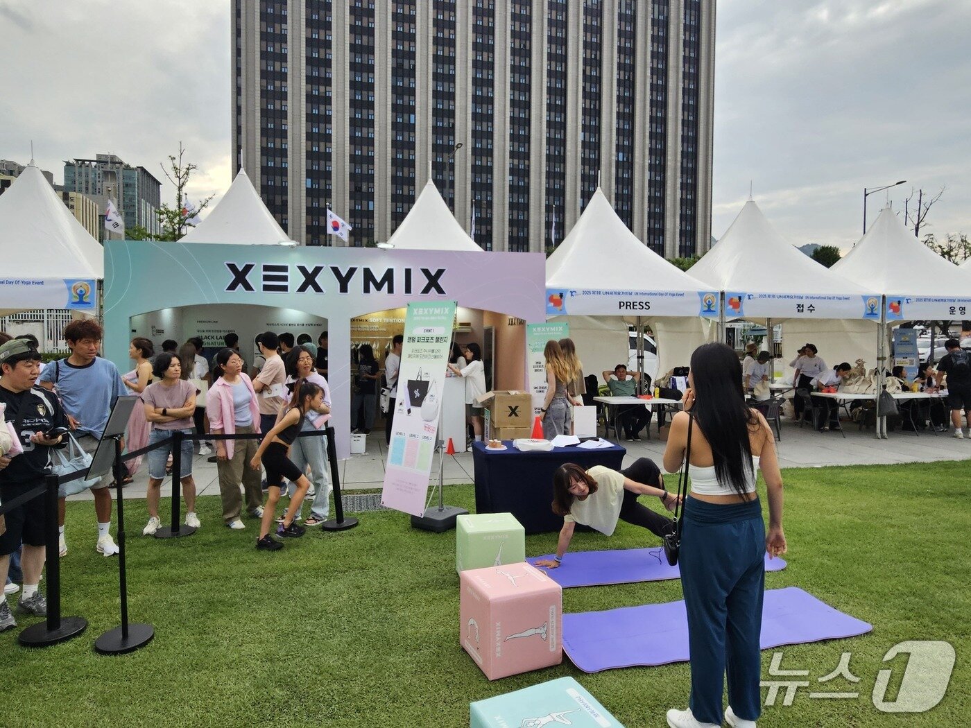 본문 이미지 - 대한요가회가 UN이 국제기념일로 제정한 &#39;세계요가의 날&#39;을 기념해 &#39;2025 UN 세계요가의 날&#39; 행사를 21일 서울 광화문광장에서 열었다. 이날 국내 대표 애슬레저 기업 젝시믹스가 공식 파트너사로 참여했다. 젝시믹스 부스 전경.ⓒ 뉴스1/김진희 기자.