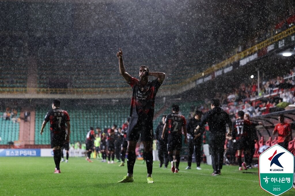 본문 이미지 - 포항 스틸러스가 제주SK를 2-1로 따돌렸다.&#40;한국프로축구연맹 제공&#41; 