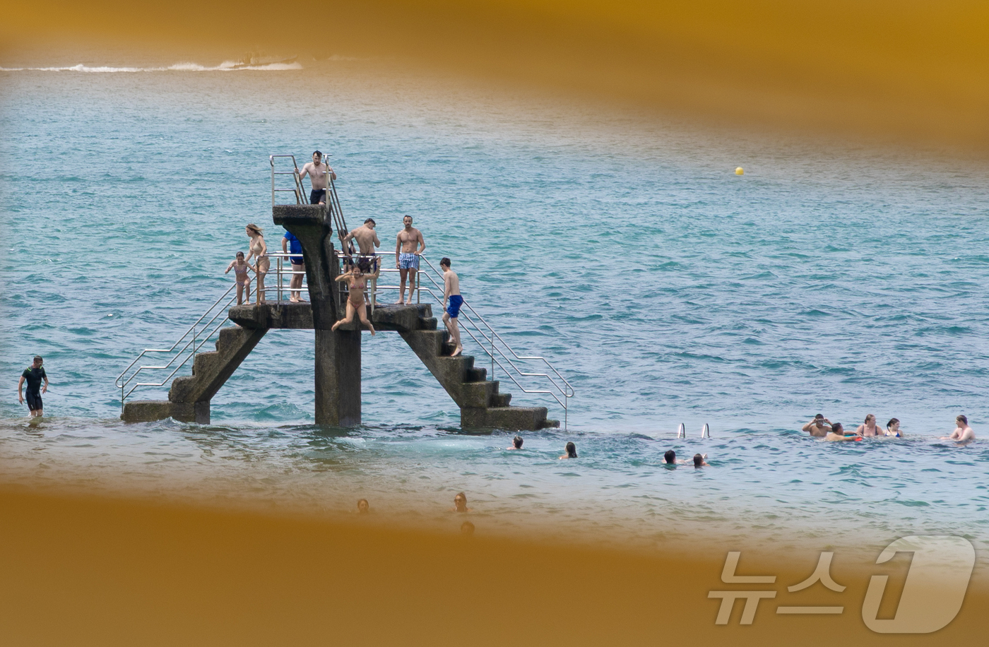 (생말로=뉴스1) 이준성 기자 = 유럽 대륙에 때 이른 폭염이 찾아오며 프랑스 서부 일부 지역의 낮 최고 기온이 섭씨 38도, 체감온도는 40도를 기록한 가운데, 21일(현지시간) …