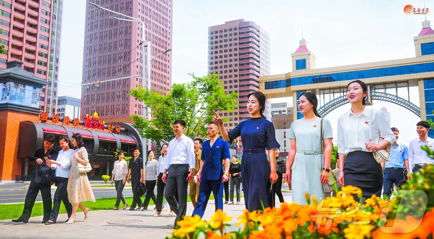 (평양 노동신문=뉴스1) = 북한 노동당 기관지 노동신문은 22일 "당의 은정 속에 일떠선 새 거리의 출근길에 오른 화성구역 인민들의 얼굴에 보답의 일념이 넘쳐흐른다"라고 보도했다 …