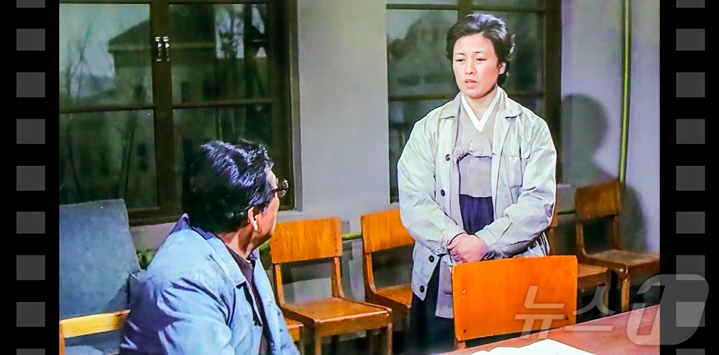 (평양 노동신문=뉴스1) = 북한 노동당 기관지 노동신문은 22일 예술영화 '고결한 삶'을 언급하며 당 간부들은 조그만 사심이나 명예와 대가에 대한 바람 없이 당과 인민을 위해 순 …